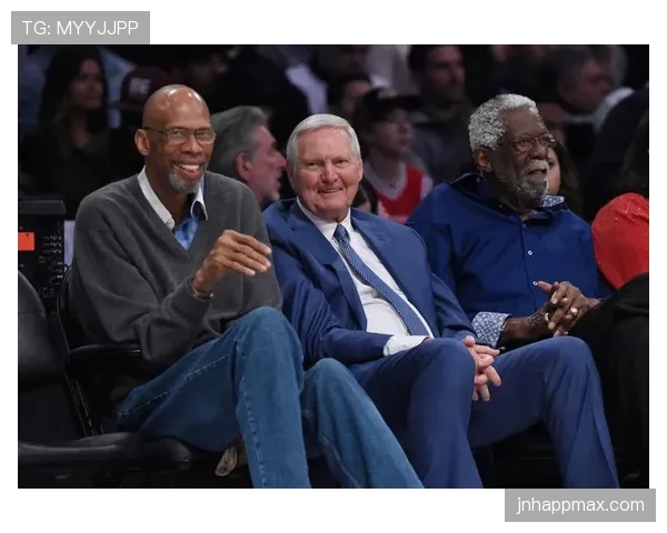 刷到拉塞尔·韦斯特布鲁克最新街拍，朋友：我这月房租都不够他一双鞋